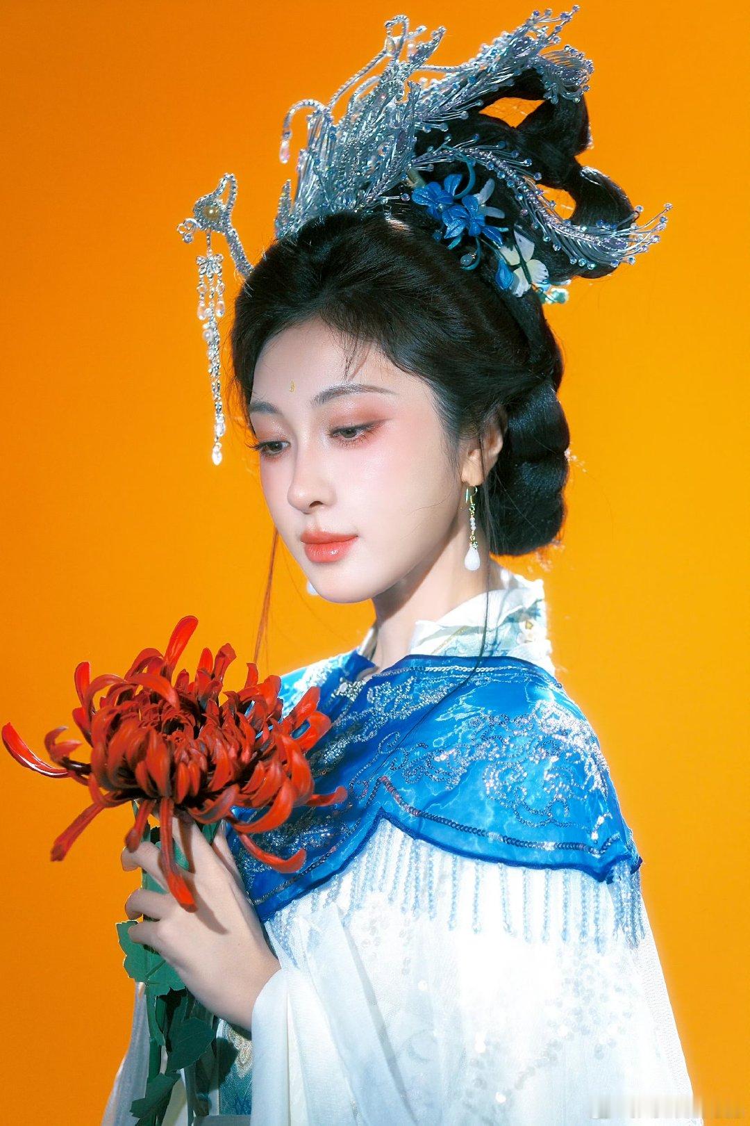 谁给张小婉递个古风美人本子张小婉像从诗画中走出来的张小婉古装氛围感拉满，眉眼动人