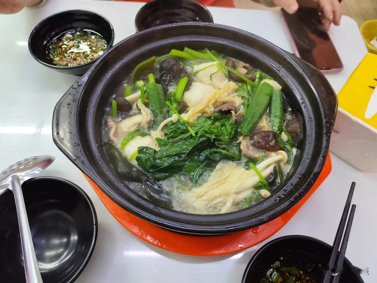 下班后，赶紧跑去和朋友约好的地方
我：“亲爱的，我来啦！”
朋友：“哈哈，可算等