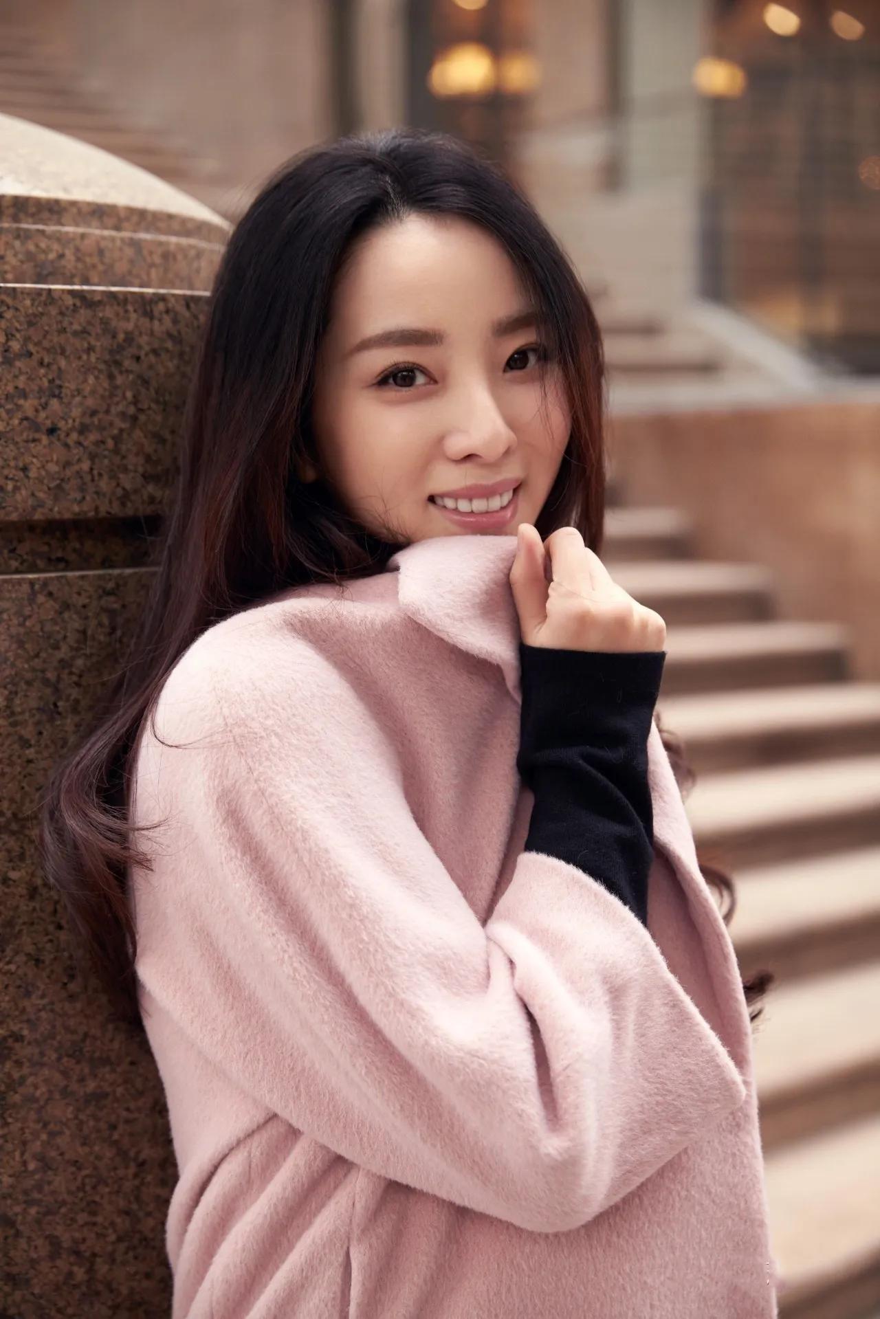 主持人，李思思:我从五岁妈妈开始让我学习舞蹈，那段时间走进练功房里，说实话，每天