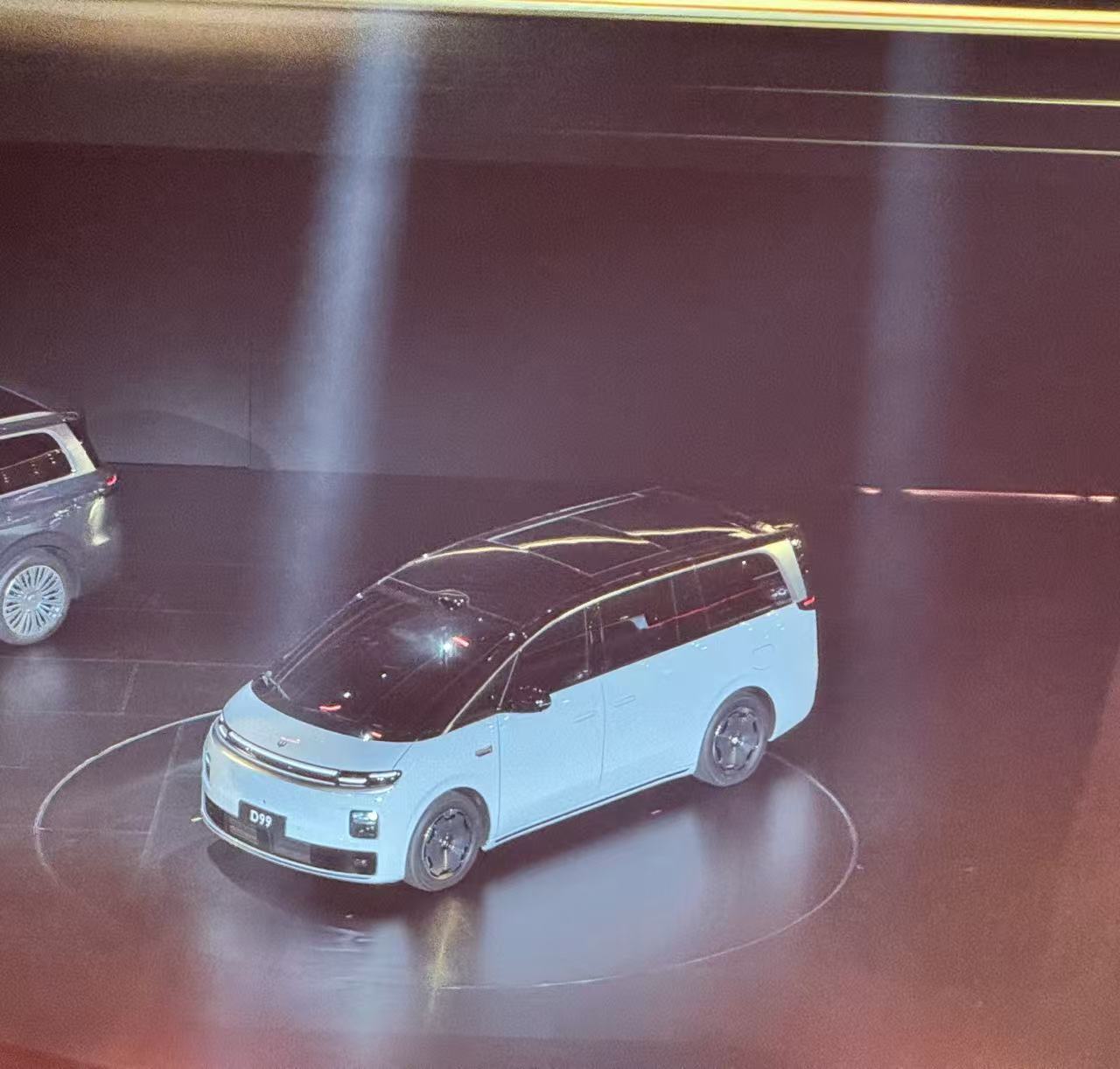 零跑选了一条非常稳定的路线定义稳定，设计稳定，不犯错汽场全开大v聊车