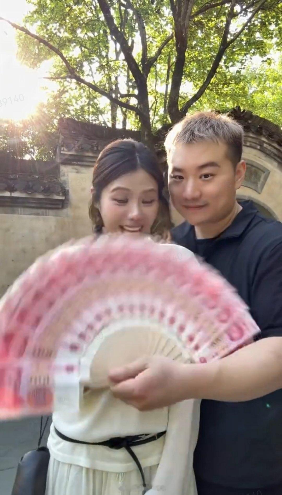 哄好热怒症的正确方式 高温天燥热易怒，安抚要先降温再疏导。立刻带对方到阴凉通风处