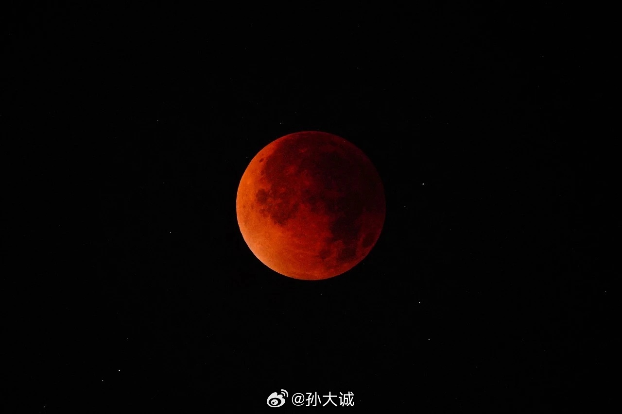 月全食血月可能有一个绿松石带昨天的“月全食”你们拍了吗？评论区晒一晒你们拍到的月