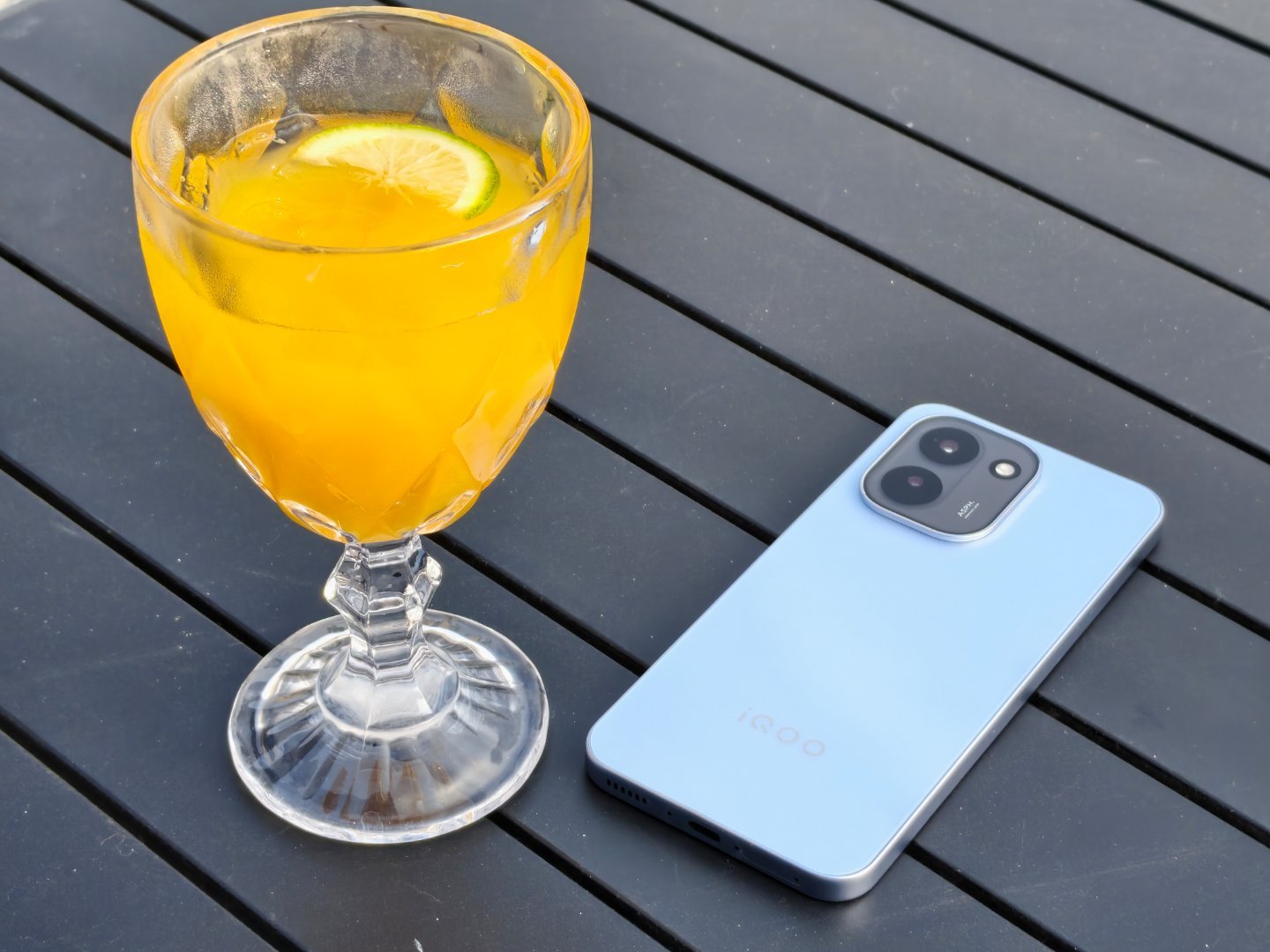 iqoo 给iQOO Z11拍了组照片也就几分钟的时间。就有好几个小姐姐过来问我