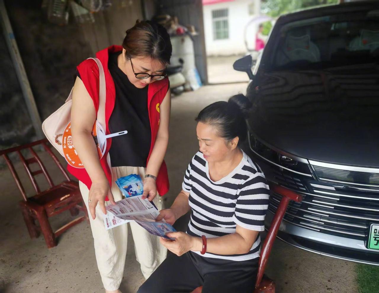 近期，中国移动湖北荆州石首分公司志愿者深入乡村开展反诈入户宣传活动。工作人员走进