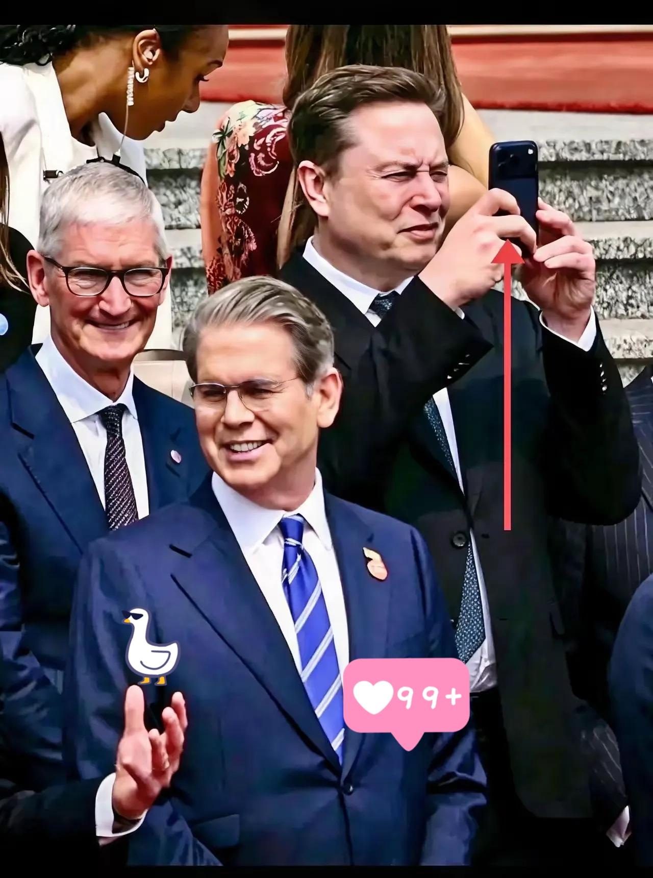 马斯克这趟中国之行，有个画面实在太逗了。堂堂世界首富，到了人民大会堂门口，居然跟