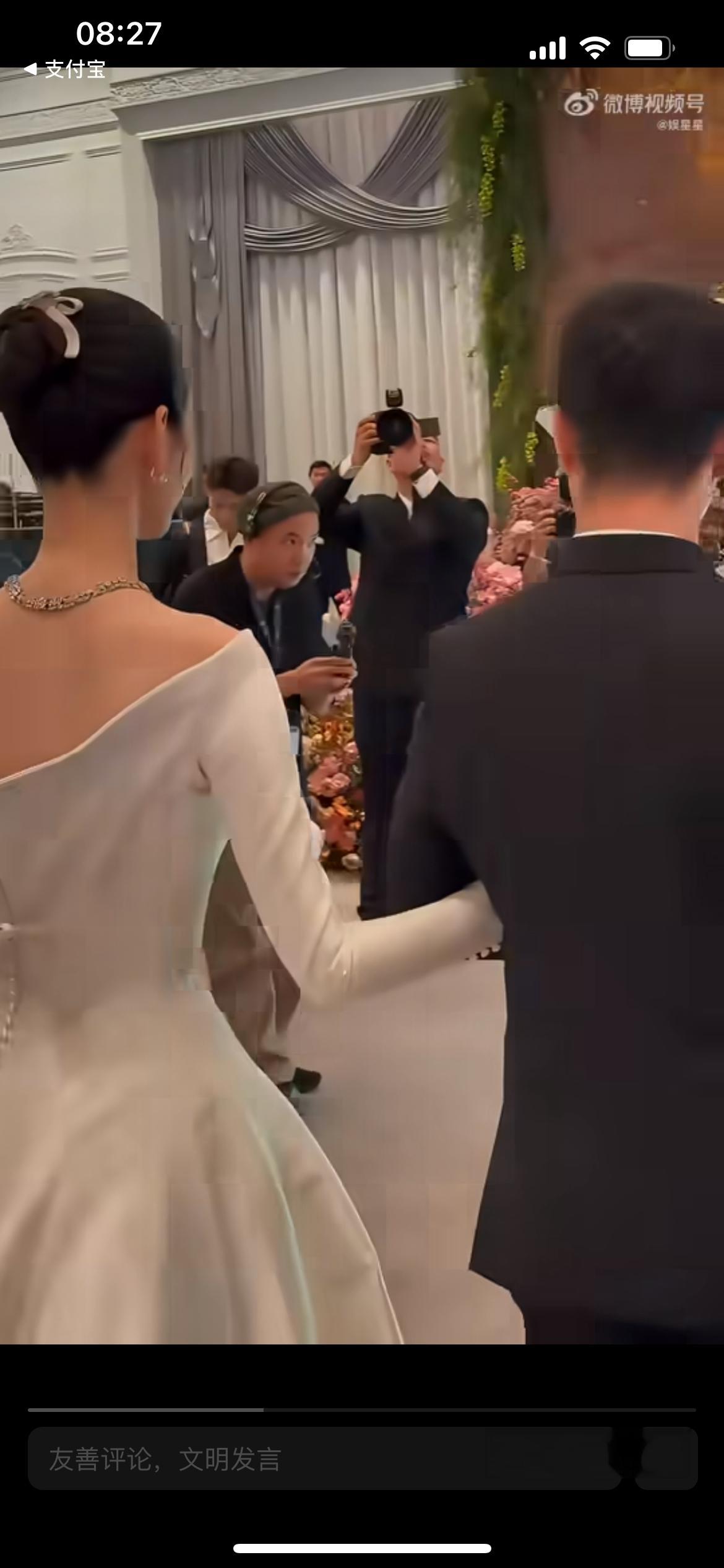 奚梦瑶拿蛋糕这个动作一段综艺片段出圈，奚梦瑶拿蛋糕的小动作被网友反复品读，仅仅一