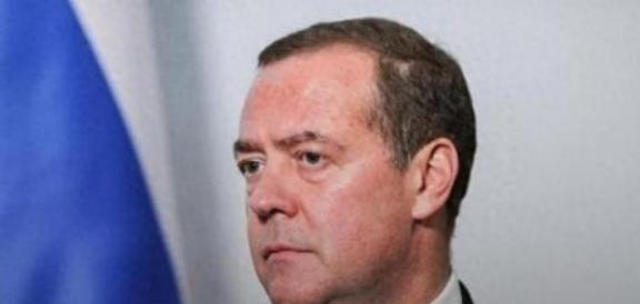 为什么说中国得防着点俄罗斯？说白了，普京今年72岁，这位掌舵俄罗斯25年的硬汉终