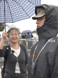 这才是万家灯火的底气！近日，河南一母亲连夜坐车8小时去青岛，只为在第二天的海军舰
