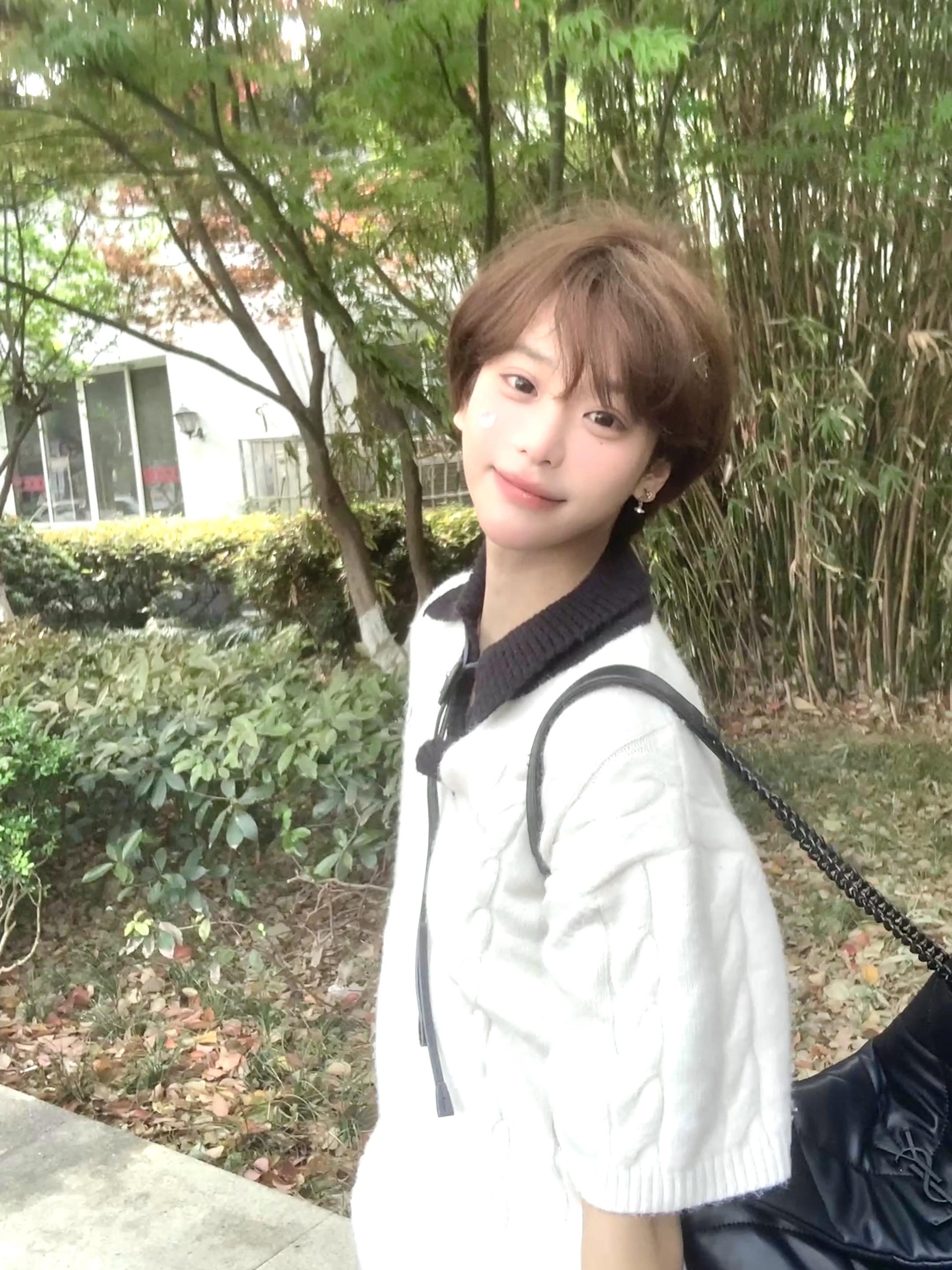 没有人永远活在青春里  但青春里永远有人。