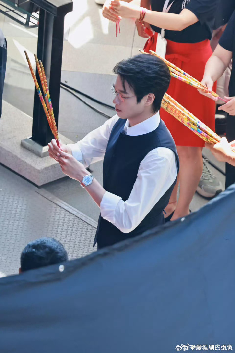 魏大勋内娱不多见的中式霸总魏大勋西装单膝下跪太苏了，中式霸总气质拿捏精准，给我迷