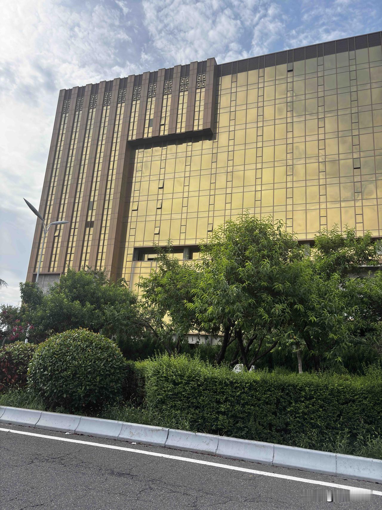 阎良区街道这个商业综合体，看着规模不小，这个啥时候建的，现在还没运营吗？项目名称