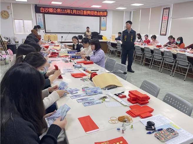 台湾全民乱发钱，每人最高1.5万元

台湾澎湖县进入选举年，在岛内普发现金1万元