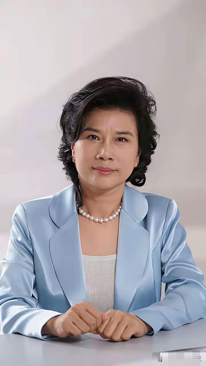 主持人对董明珠说，我们今年虽然取得了非常好的成绩，但实际上我们还是面临非常大的竞