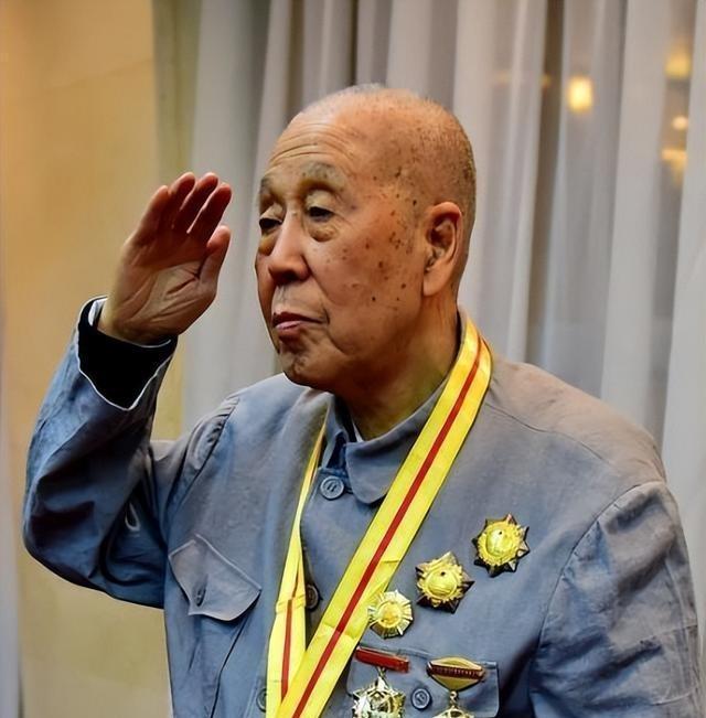 1943年春，八路军营长张中如在榆树村沟口伏击鬼子时，被一颗子弹穿透胸膛。然而，