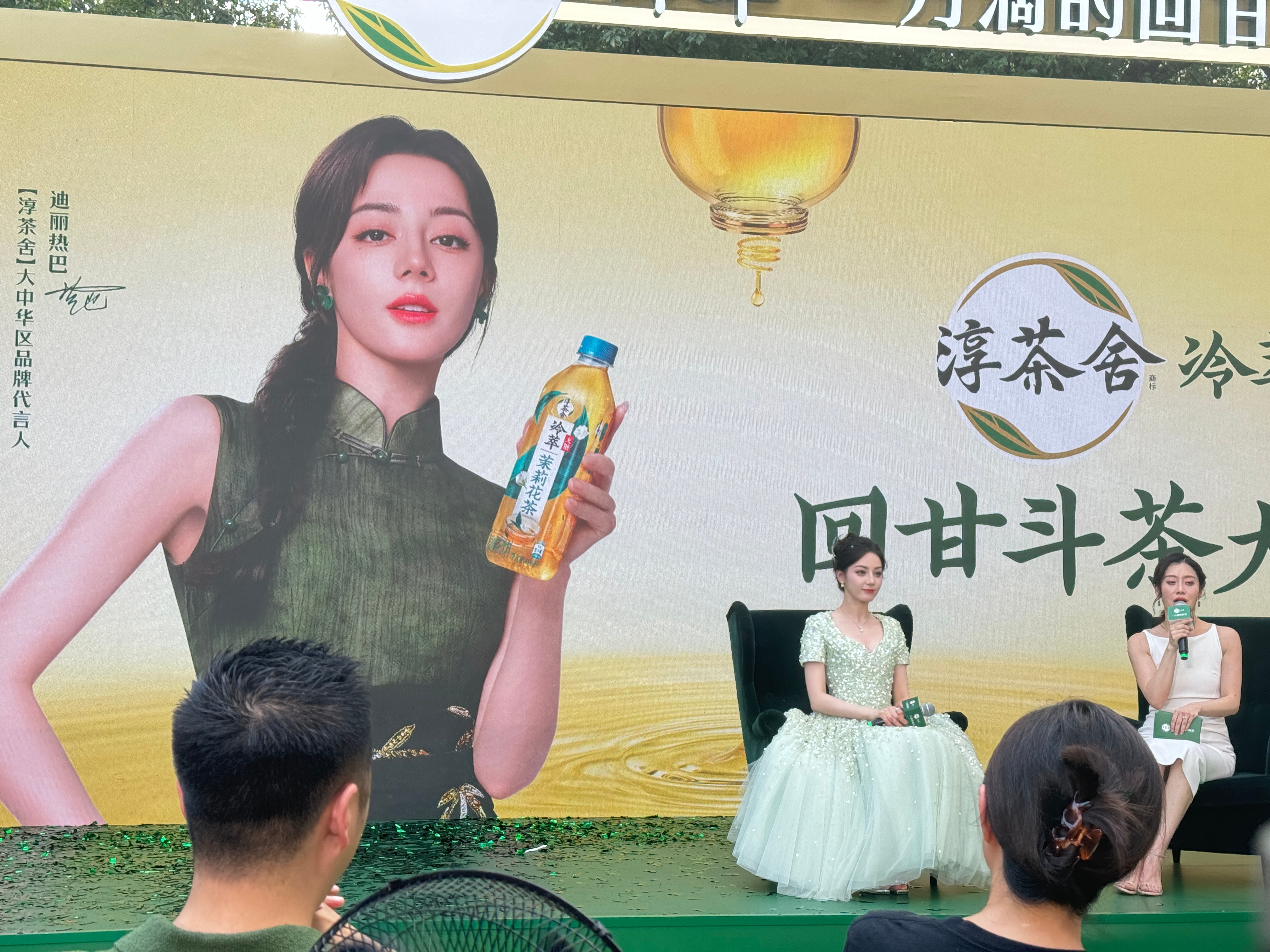 迪丽热巴蹲下和粉丝拍照很暖胃吧她依旧会为了粉丝停下脚步