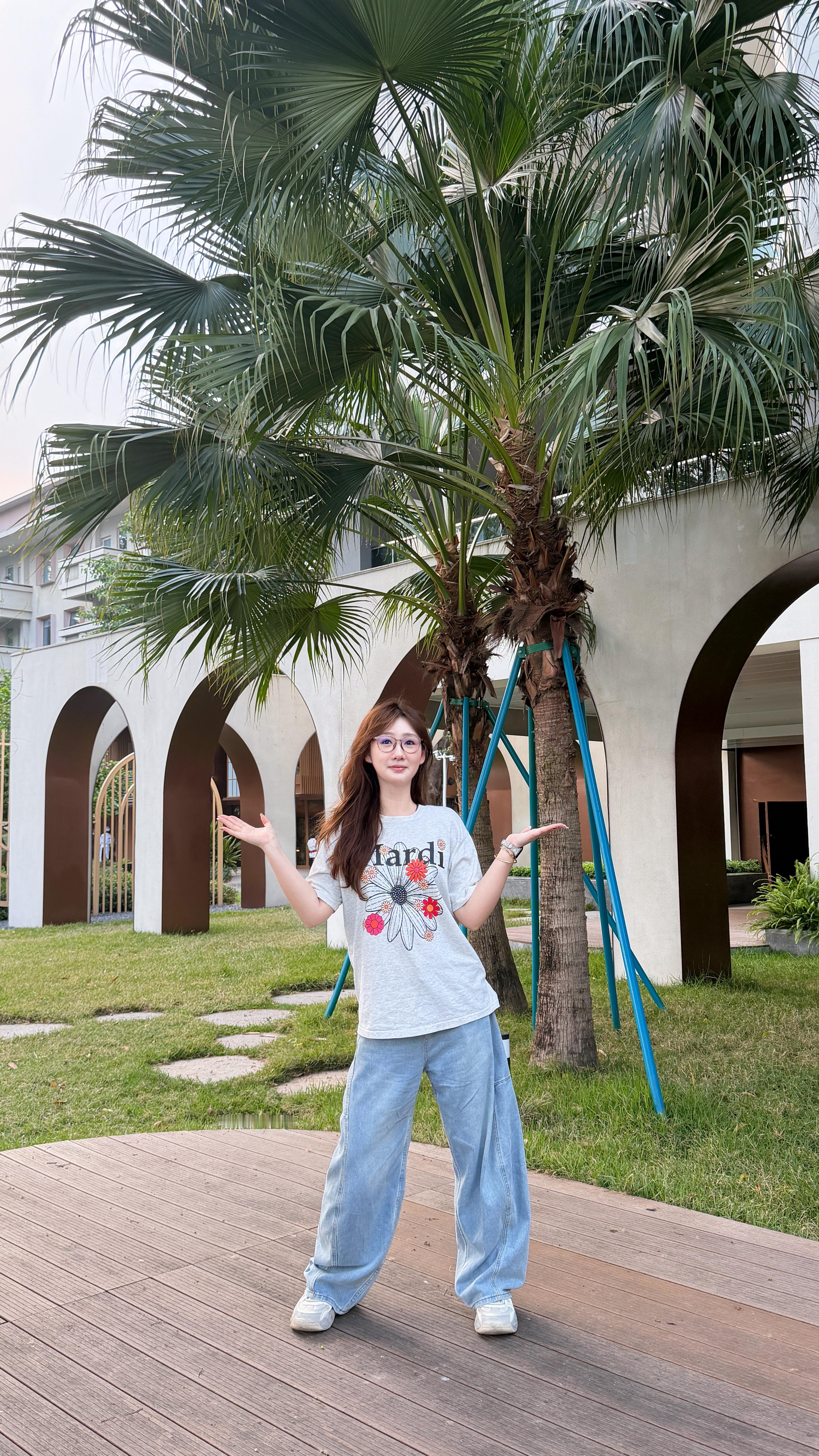 买点便宜衣服穿就显年轻了不管是便宜的还是贵的，都不如T恤牛仔裤穿着得劲不过便宜衣