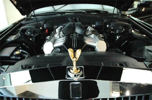 为何说劳斯莱斯就是换壳的宝马？因为劳斯莱斯的心脏12缸发动机跟宝马760上的发动