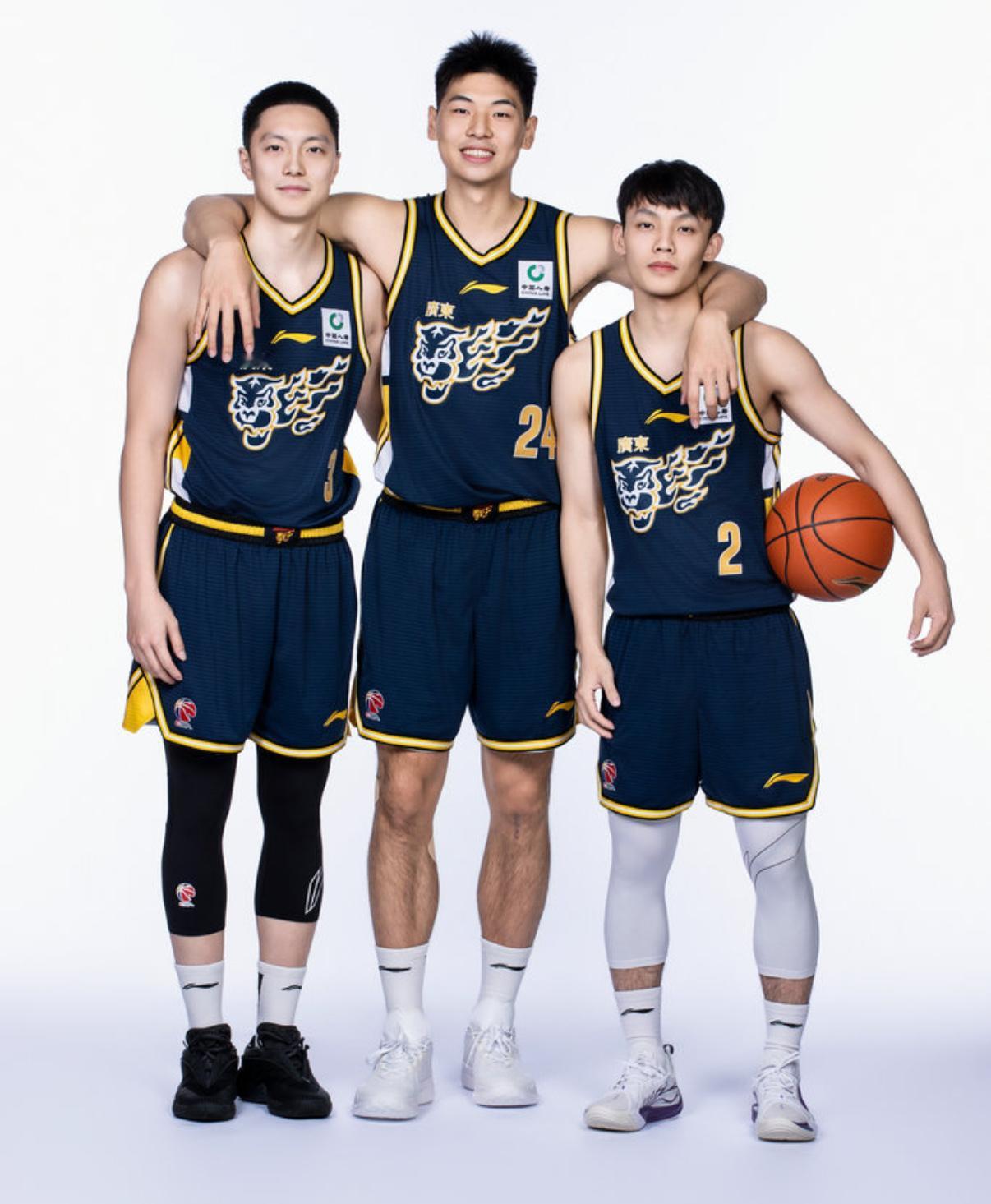 广东宏远广东男篮cba新赛季揭幕战胡明轩 广东男篮新赛季定妆照出炉，这个阵容，也