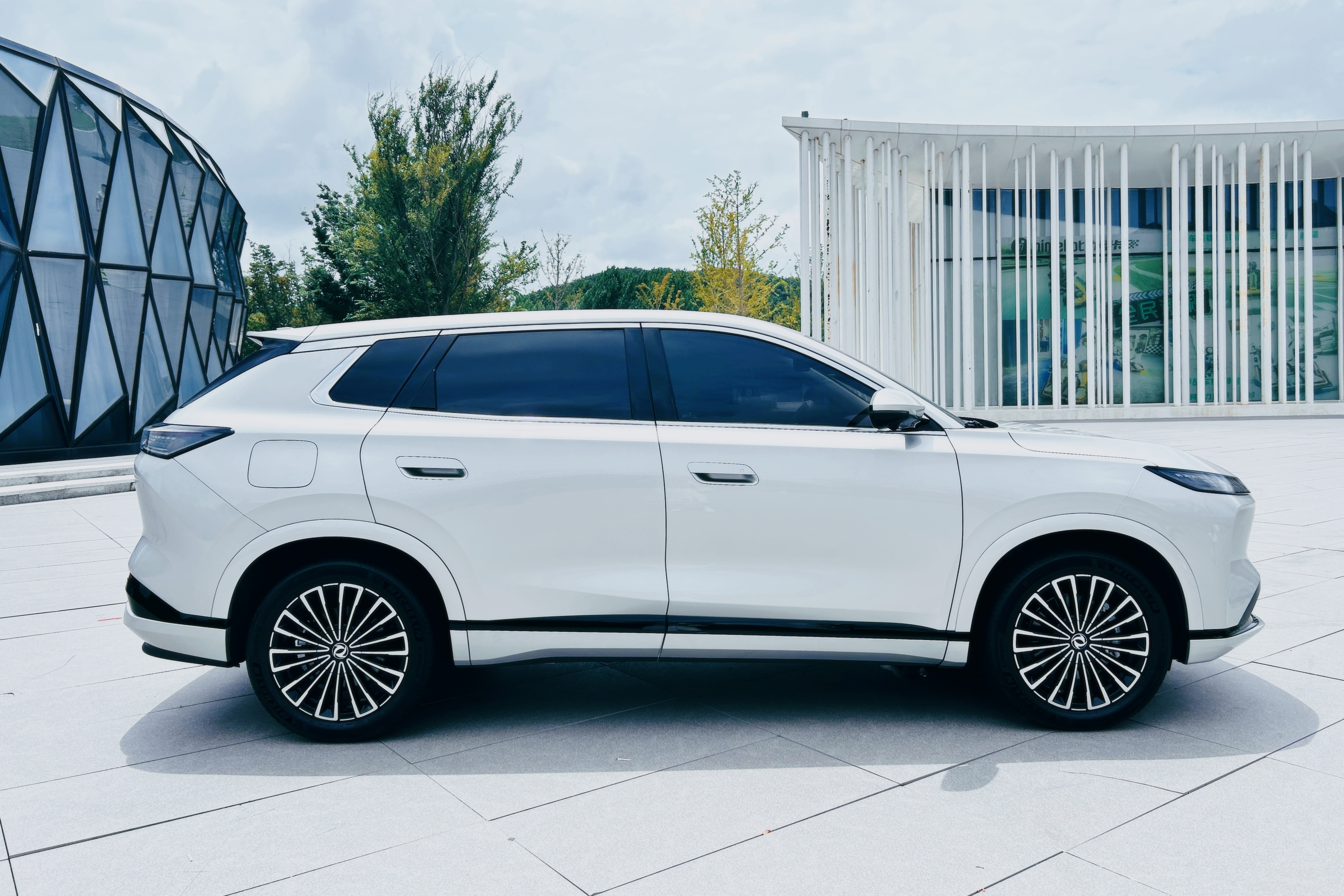 20万以内最舒适的豪华座舱最近试驾了东风风神L8这款混动SUV，作为一款主打家用
