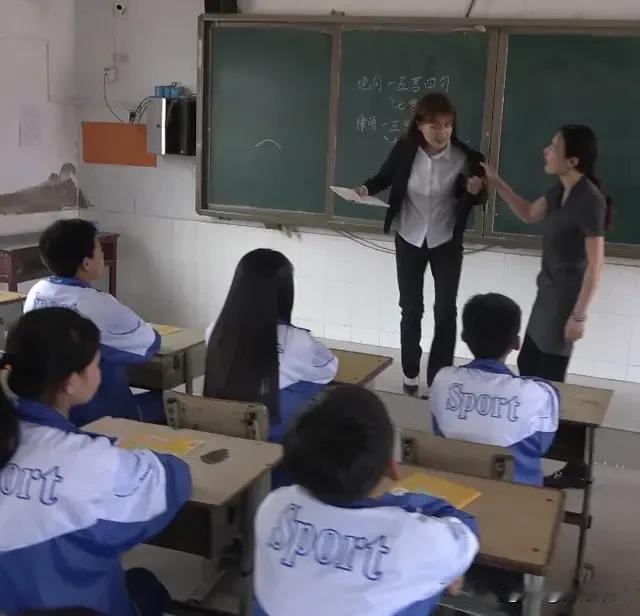 到底是谁在引导公众对立教育，敌对老师？为什么现在的校闹现象是越来越多？为什么现在