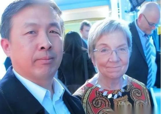 “晚一秒就万劫不复！中国该立刻向美国低头，交出发展权才能保命！” 很多人现在再回