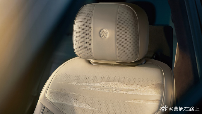 这个双纵向天窗和中间的悬浮发光中岛，给我看的有点精神了中国车的高端局从原创开始 