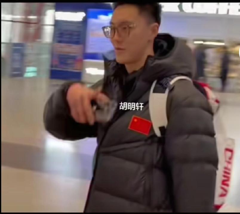 胡明轩跟队回到北京，后续跟焦泊乔回归宏远，昨天没出现在赛场都是心酸

跟古德温连