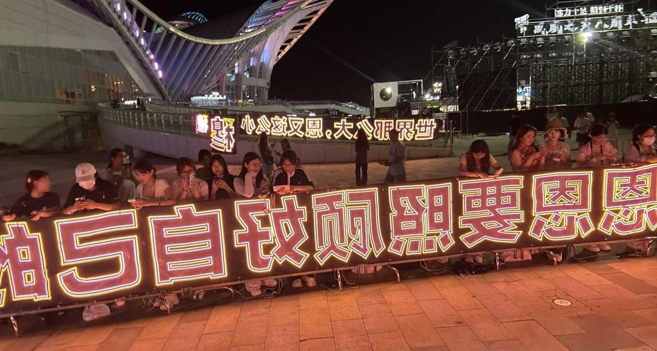 此刻又同处一个IP
层层啊，老妈也是没想到30了也是接上下班了
第一次接下班以为