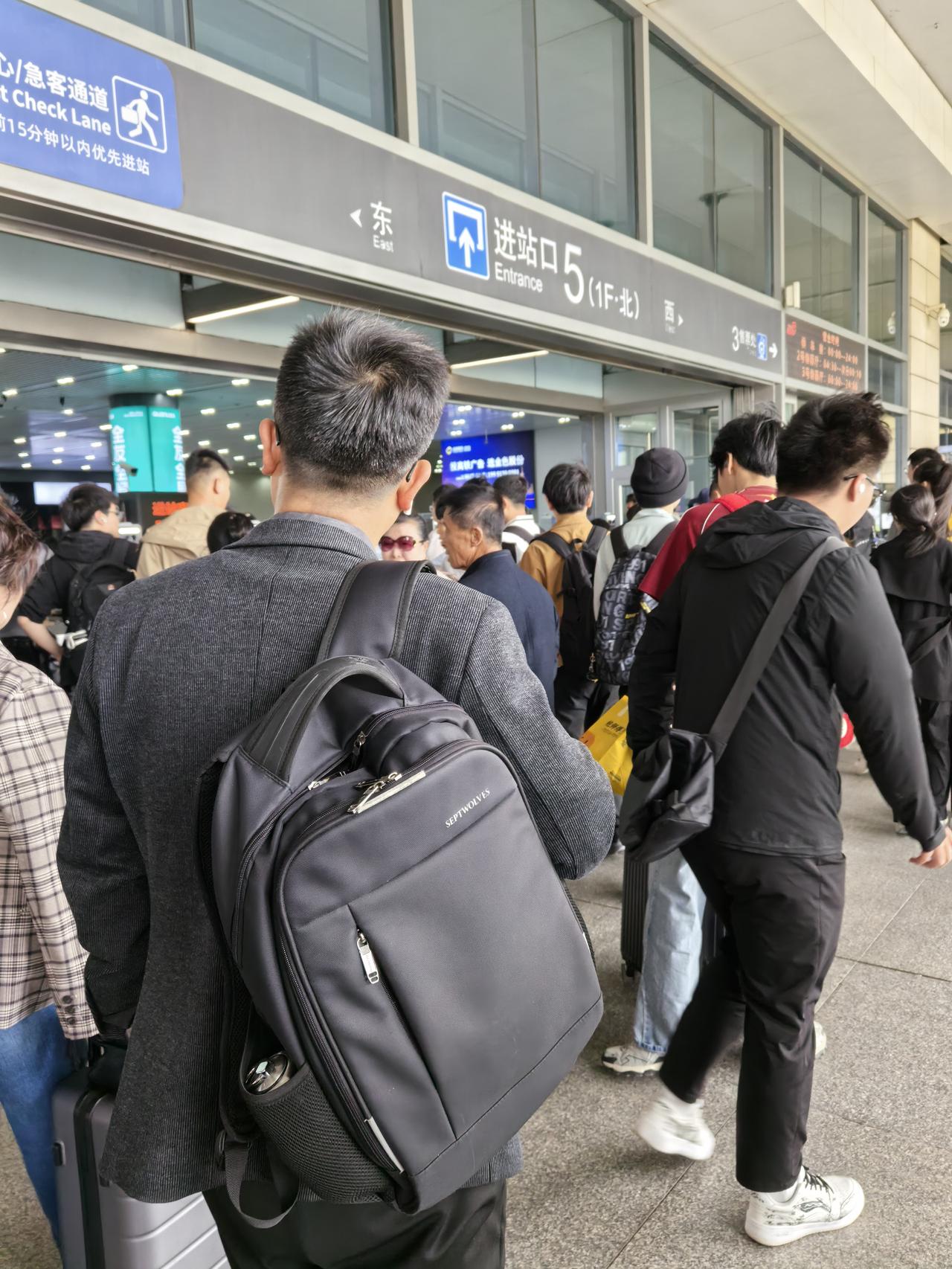 就瞅瞅，这才刚吃完午饭，还不算下午的时候，高铁站已经人流如织，路都走不通了！
昨