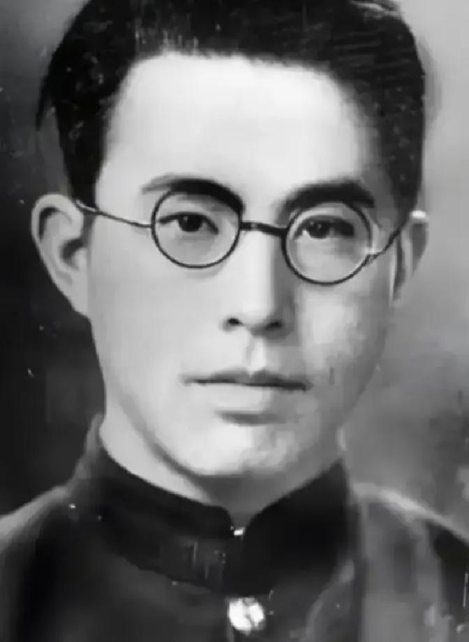 1942年，地下党郑文道求死未果被日军囚于医院。护士换药时总多给一张纱布，他猛然