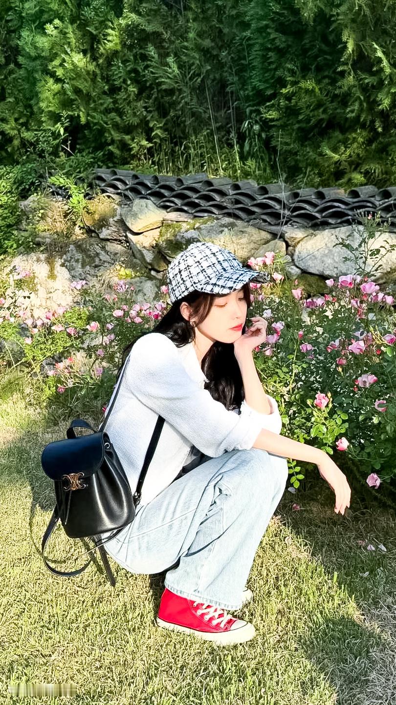 IU[超话]  🍃iu韩国第一女solo 春和景明自修 | IU ​​​