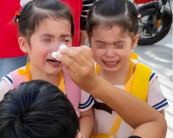 果然有情况！央媒通报幼儿铅中毒调查结果，竟是园长主动“投毒”

 
甘肃天水一家