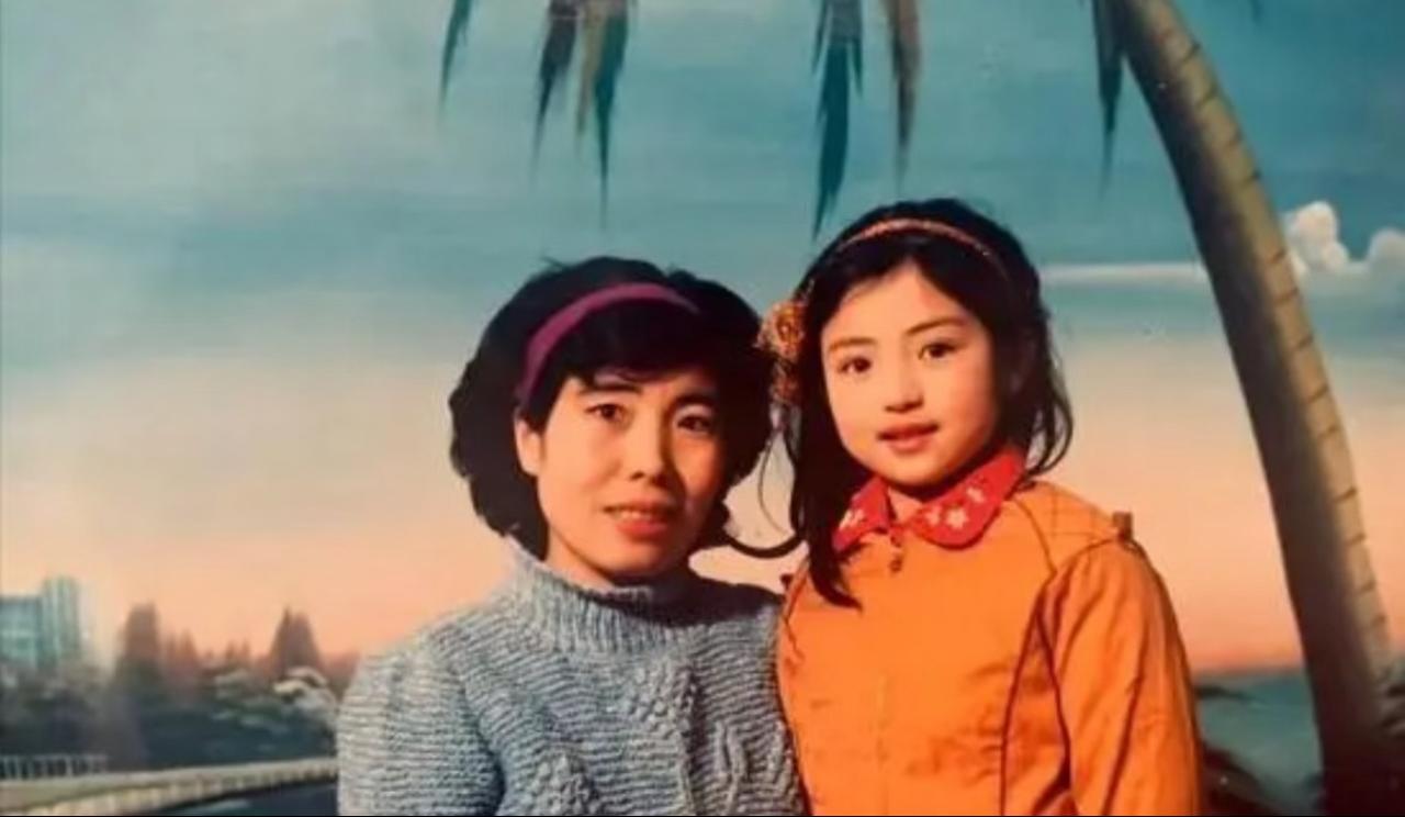 董璇小时候原来长这样，这小模样也太标致了，一看就温温柔柔讨人喜欢，属于那种不带攻