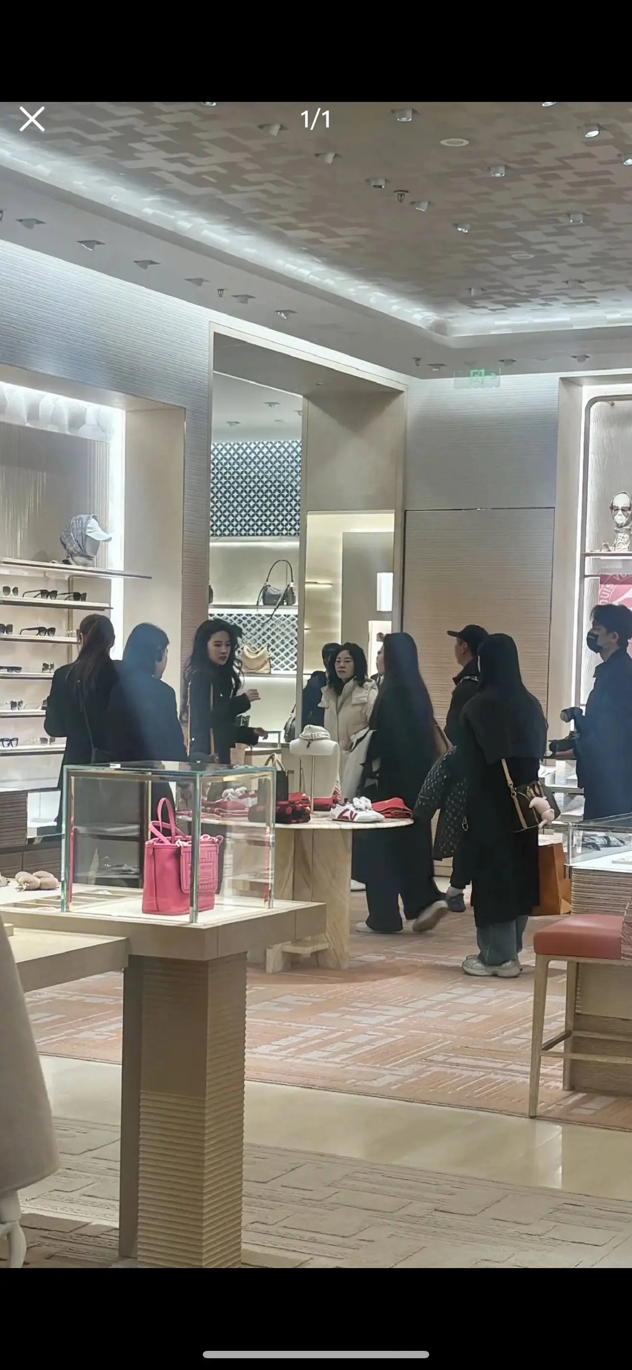 粉丝北京三里屯lv店偶遇刘亦菲～