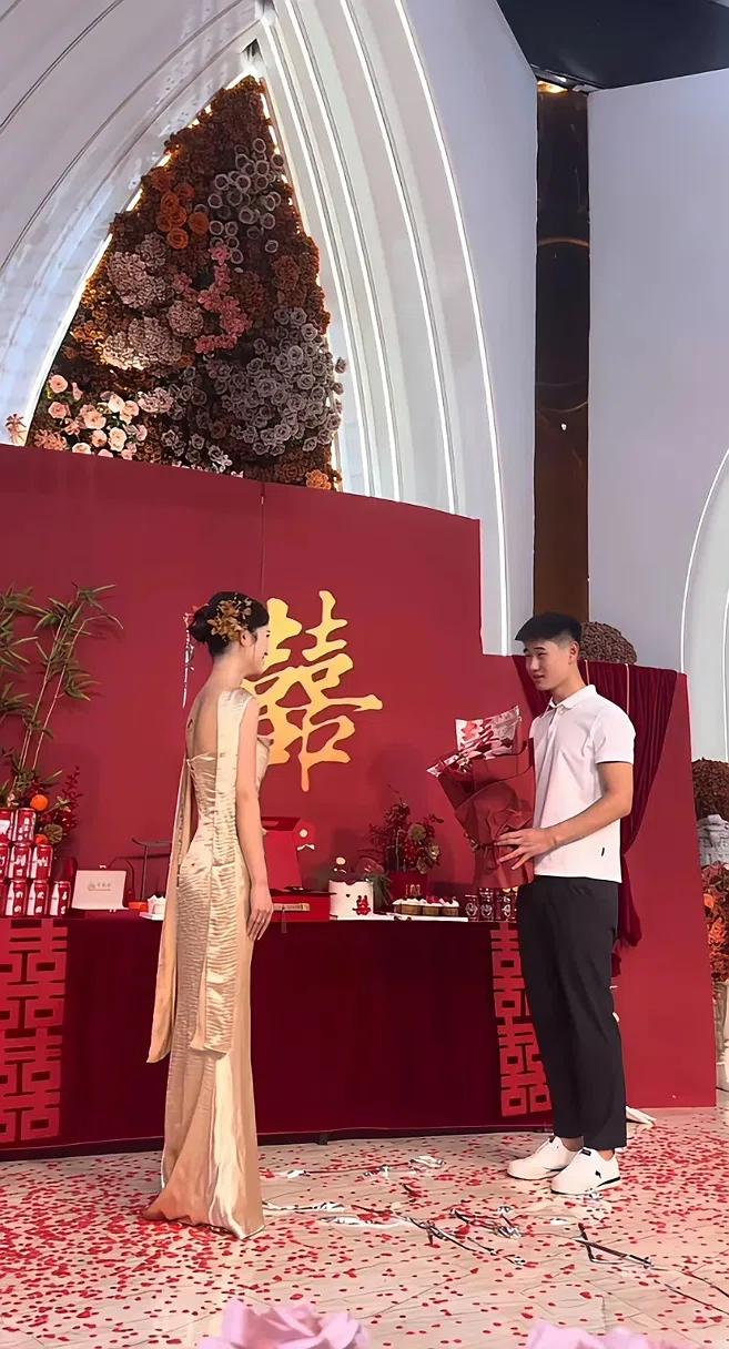 好家伙，一身迪桑特。

新郎这是把订婚现场当高尔夫球场了？

白Polo配白球鞋