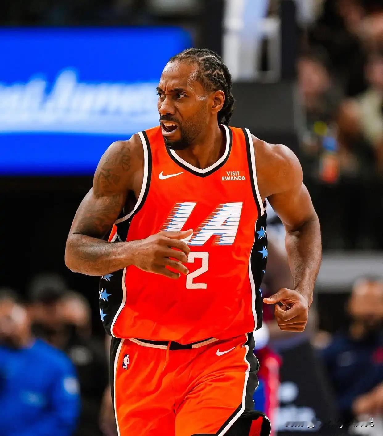 这恐怖的防守能力！快船主场半场打花了国王队！小卡状态依旧爆表，半场26分3板3助