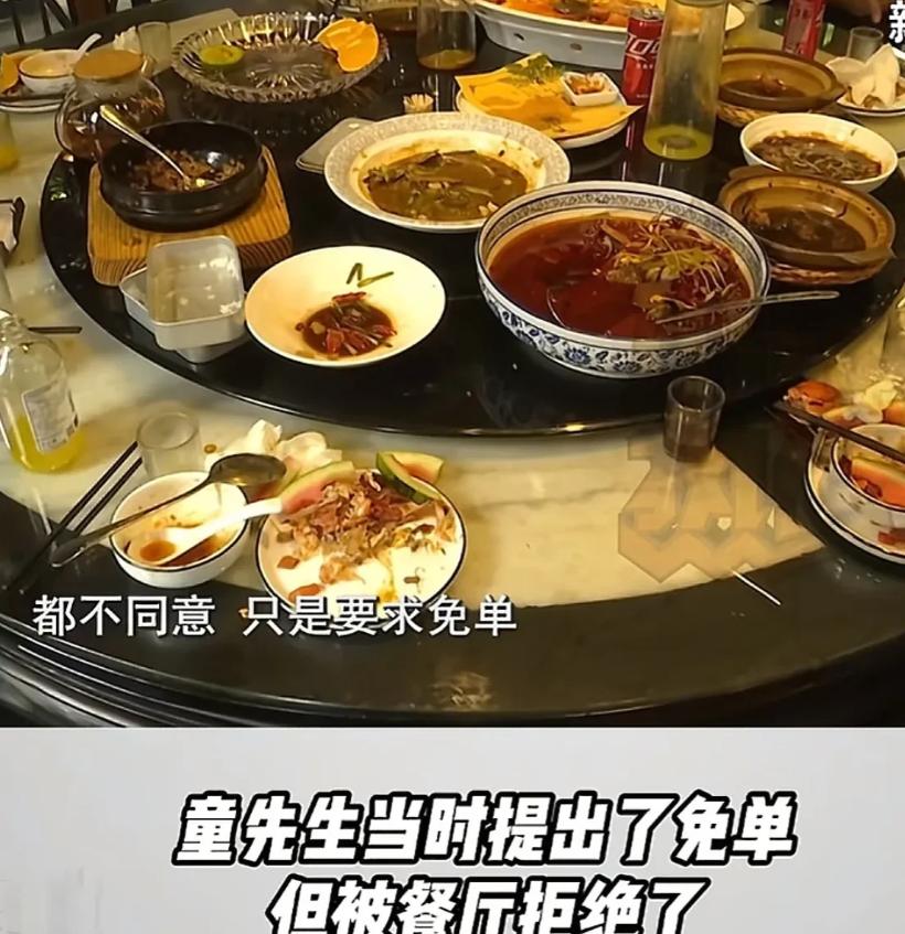 杭州，男子张某和朋友聚餐，本想着好好尝尝当地特色美食，结果却在一道鱼汤里吃出了鱼
