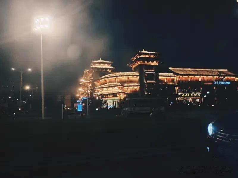 如果再活一次，我愿意当现在的我。人生虽有遗憾，但每段经历都塑造了如今的我。就像爬