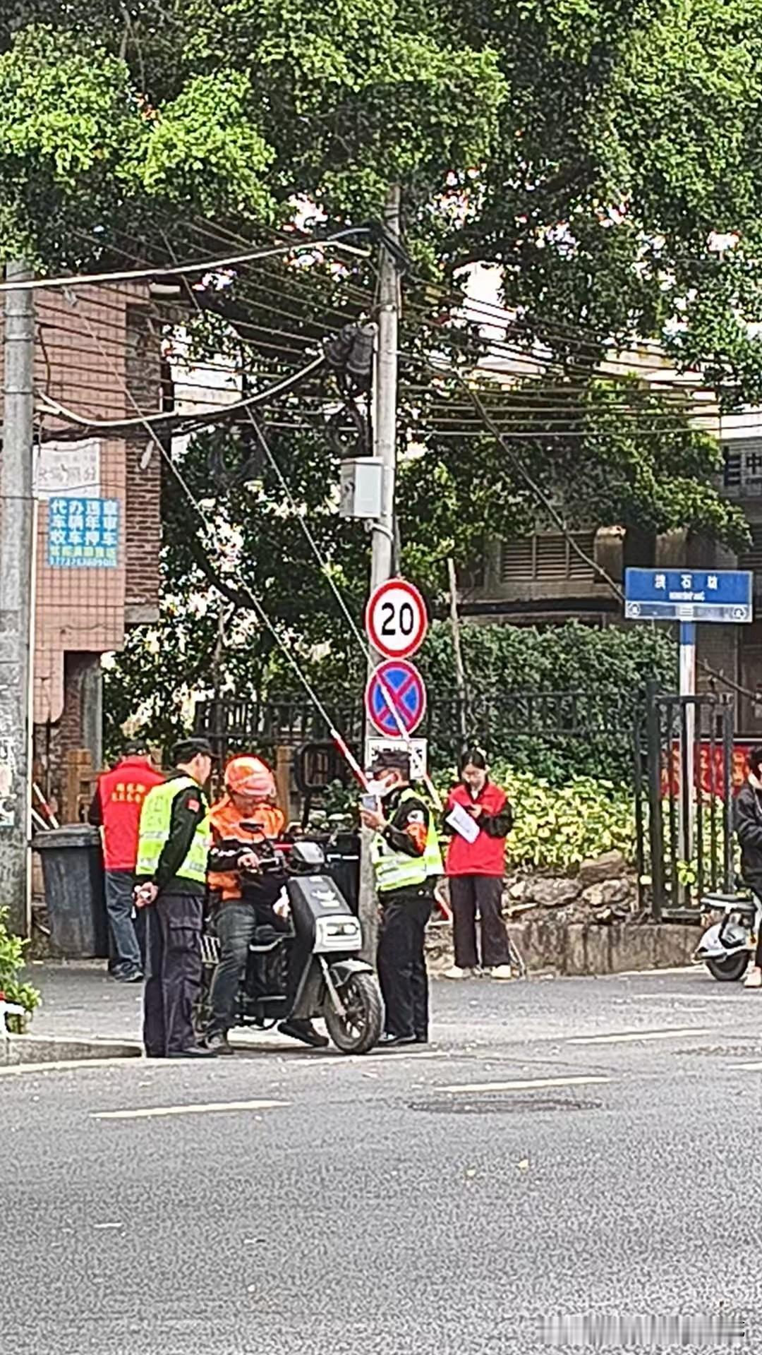 今天出门在马路上又碰见交警在查电动车了。今年电动车查的特别厉害，不戴头盔，不按车