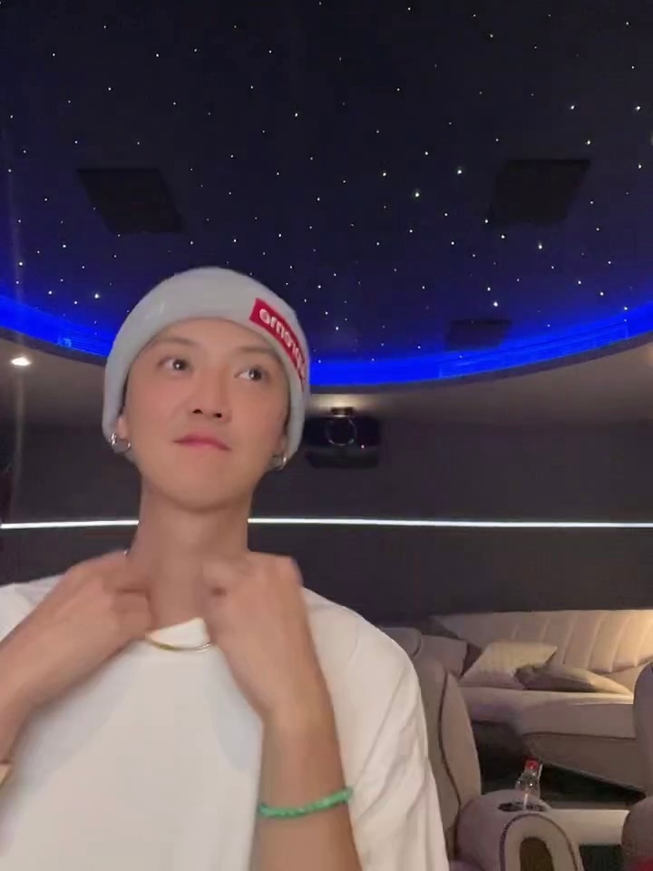 #鹿晗[超话]#“夜暗方显万颗星，灯明始见一缕尘.𝒲𝒽𝓮𝓃 𝓉𝒽𝓮