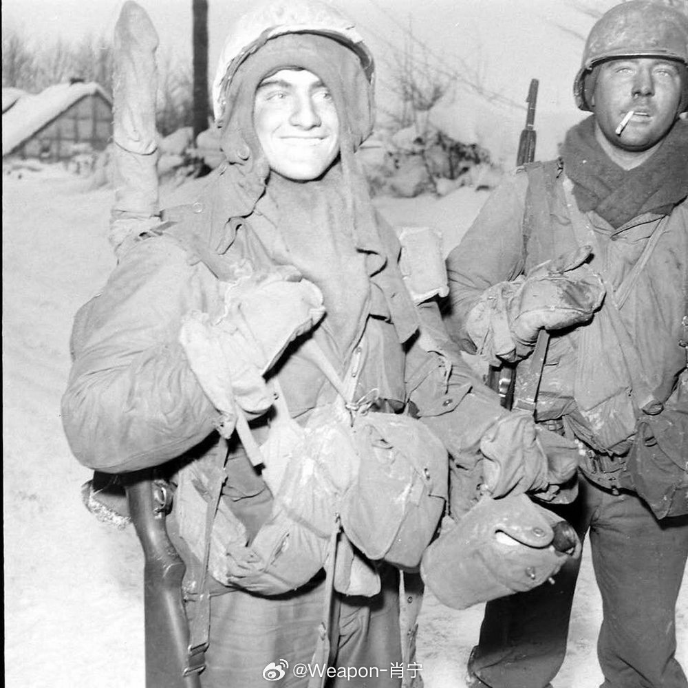 #照片中的历史[超话]# 美国士兵在阿登的比利时小镇Murrigen附近经过一周