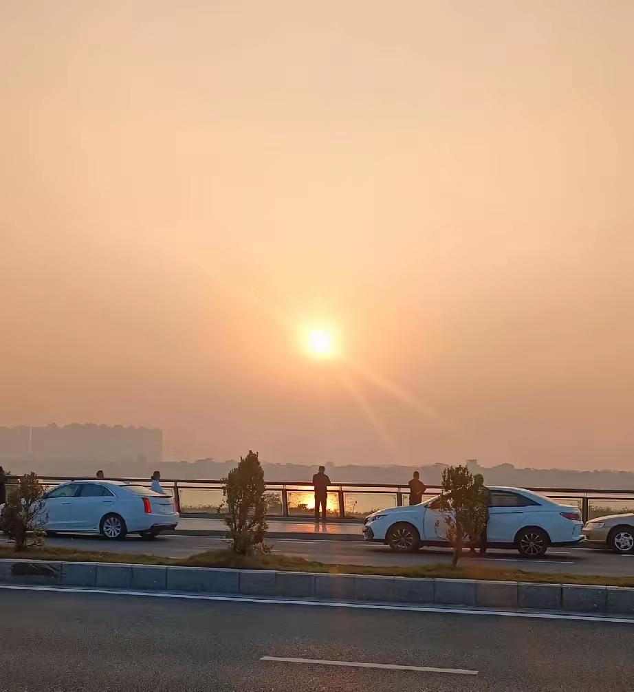 永不满足的心？
嫁了个老实的，说没有能耐，少言寡语，不幽默，没有激情，榆木脑袋瓜