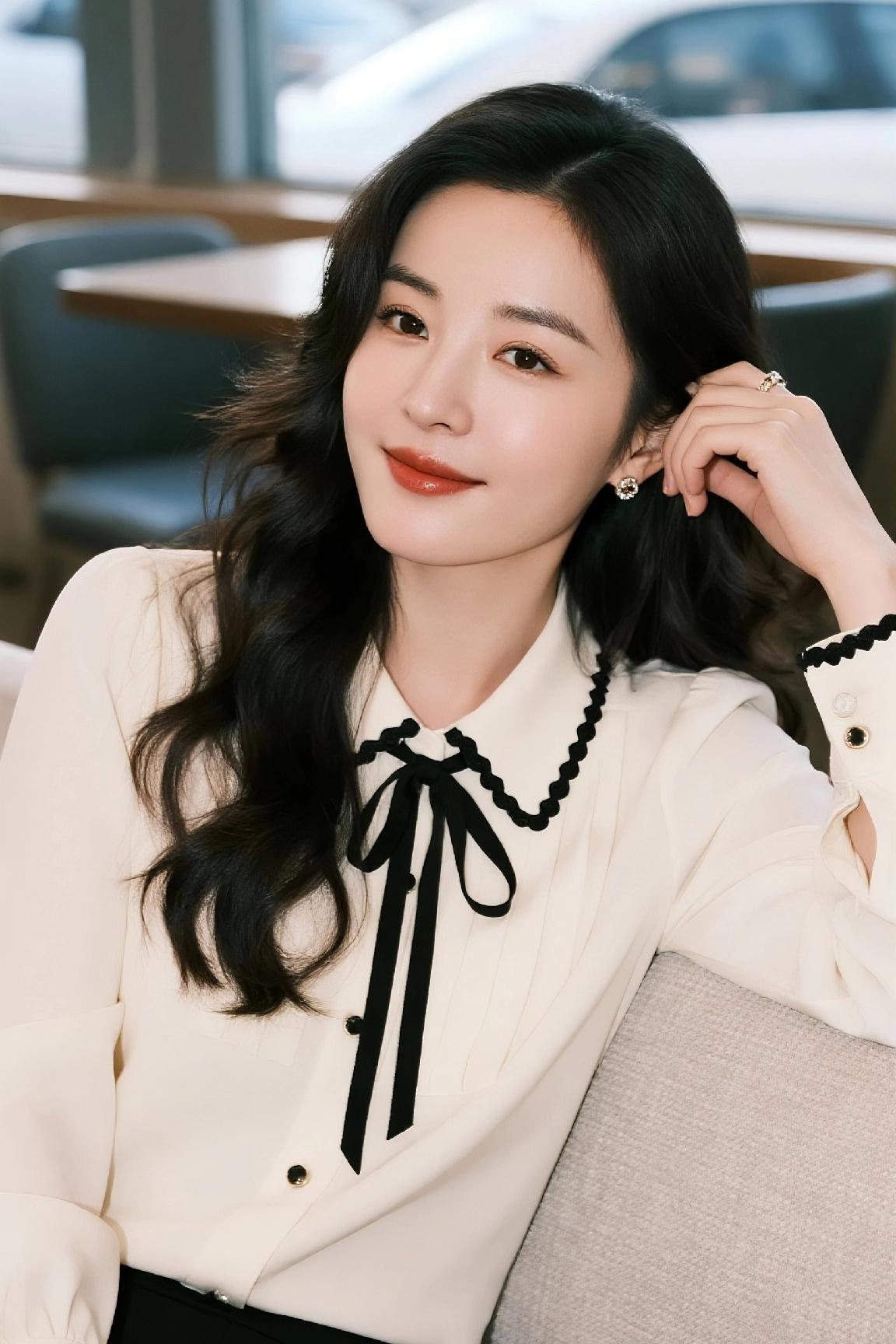 分享我这周有趣的事：我和老友打卡城外秋林，沿着落叶小径漫步，脚下“沙沙”响，抬头