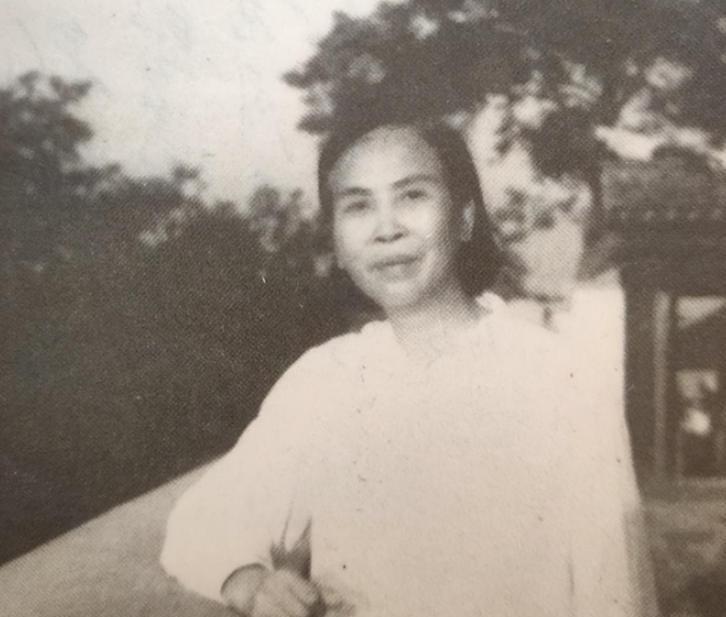 1955年陈毅赴京任职之前，特地去看望贺子珍，诚挚邀请贺子珍搬到自己的房子里居住