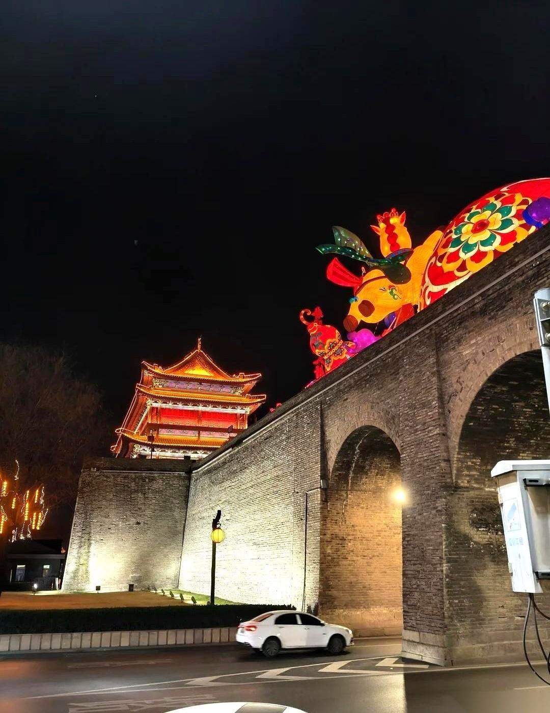 刚把门推开一条缝，冷风“嗖”地一下就灌满了脖子。
手机弹出的天气预报，跟一张判决