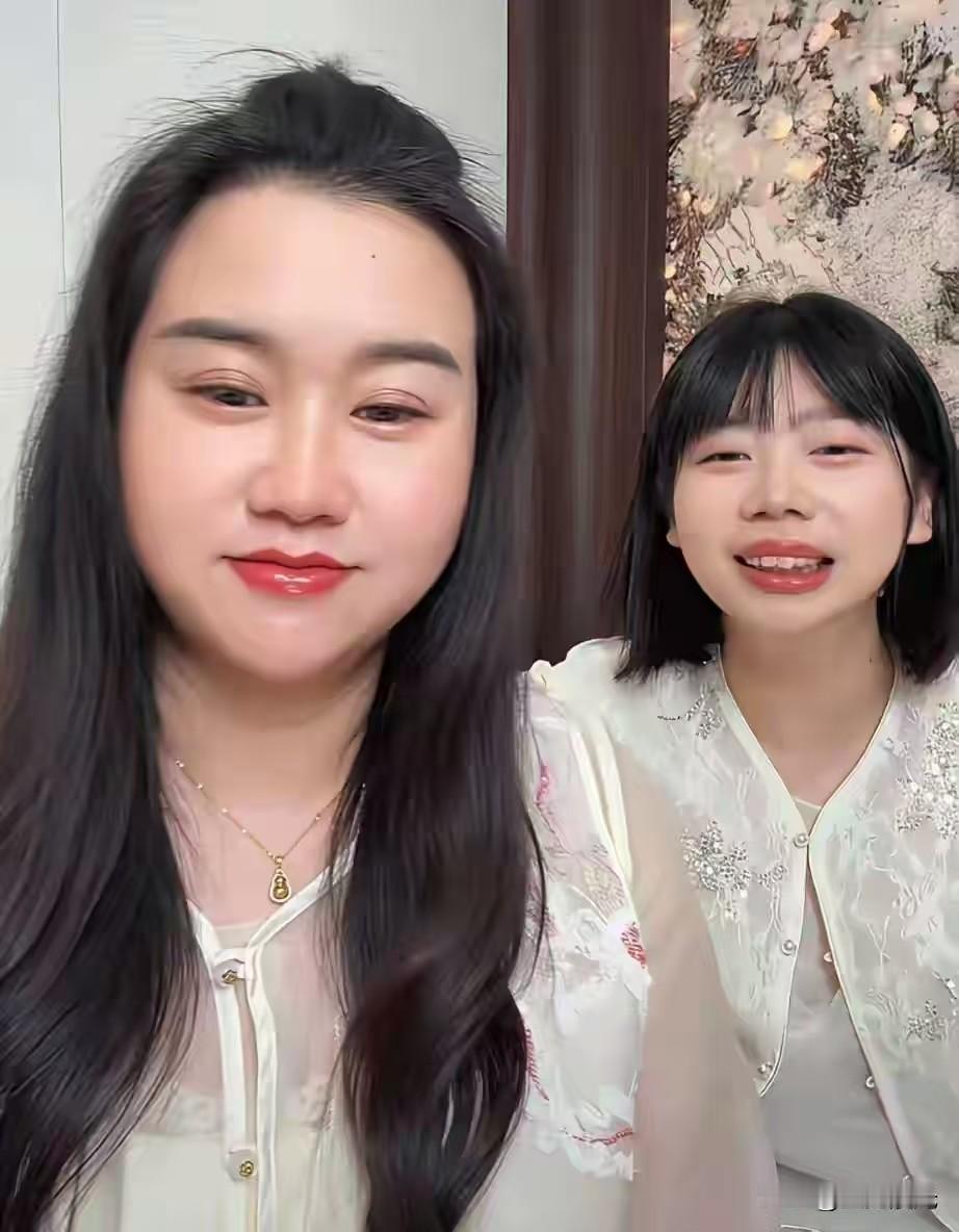 三水妹直播时说了一句话：我在二嫂面前永远都不敢释放，大嫂面前却无话不说。
你看，