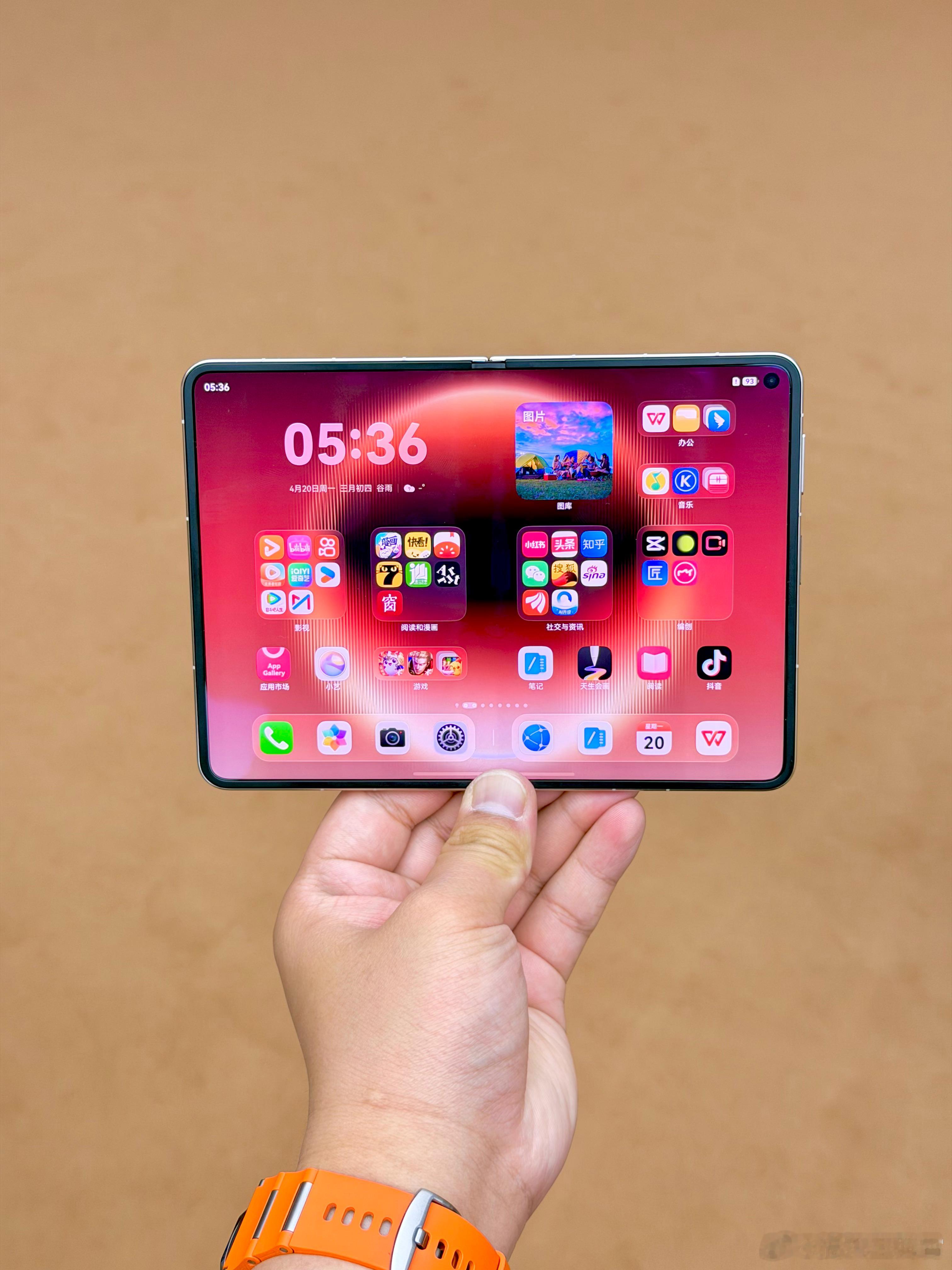 华为发布会发布会现场拍了组华为Pura X Max真机图给大家感受下，这款产品我