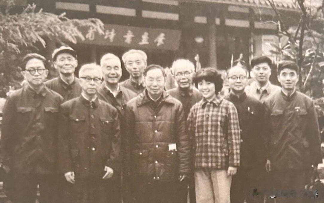 1976年，前排右二为赵忠尧先生在成都与老朋友们合影。1973年赵忠尧先生恢复工