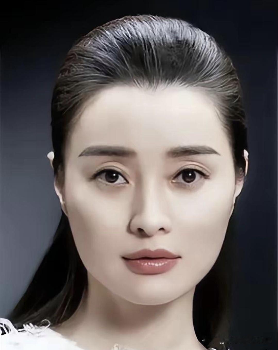 这样近距离的观看，吴越的颜值确实是一般般，但她端庄、大气，一看就是一位智慧，睿智