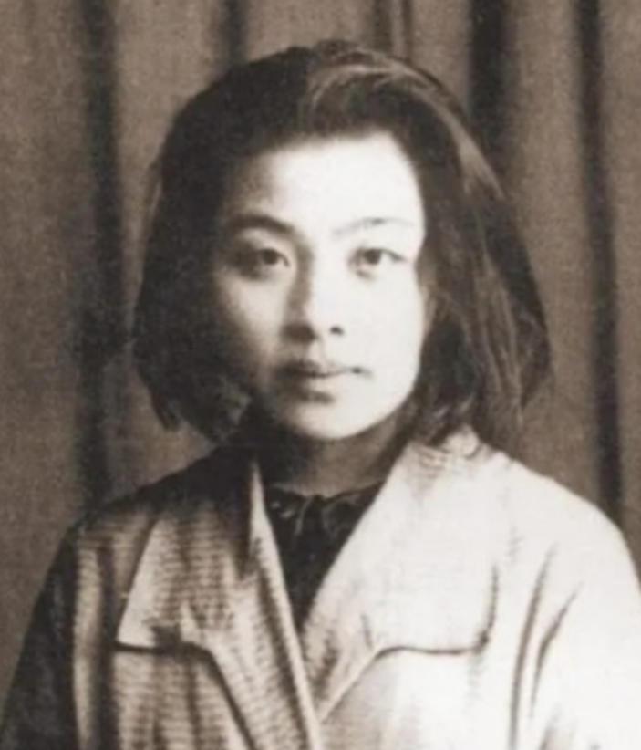 1928年，才女丁玲同时爱上了两个男人，并提出了三人同居，不可思议的是，她的想法